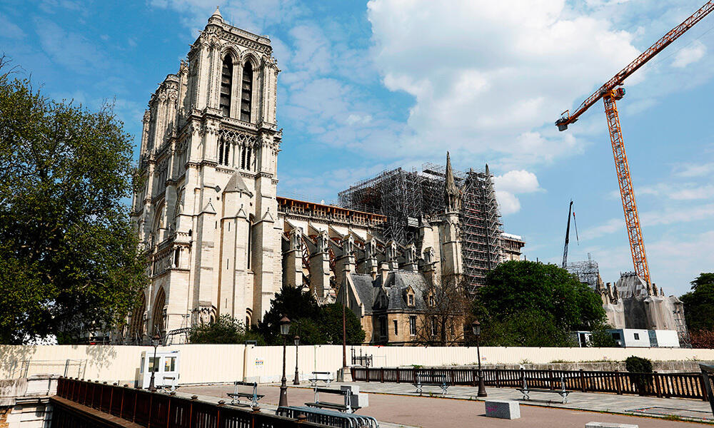 Как выглядит Нотр-Дам спустя год после пожара. Вид на Собор Парижской Богоматери, 11 апреля 2020 года. Фото: www.gazeta.ru