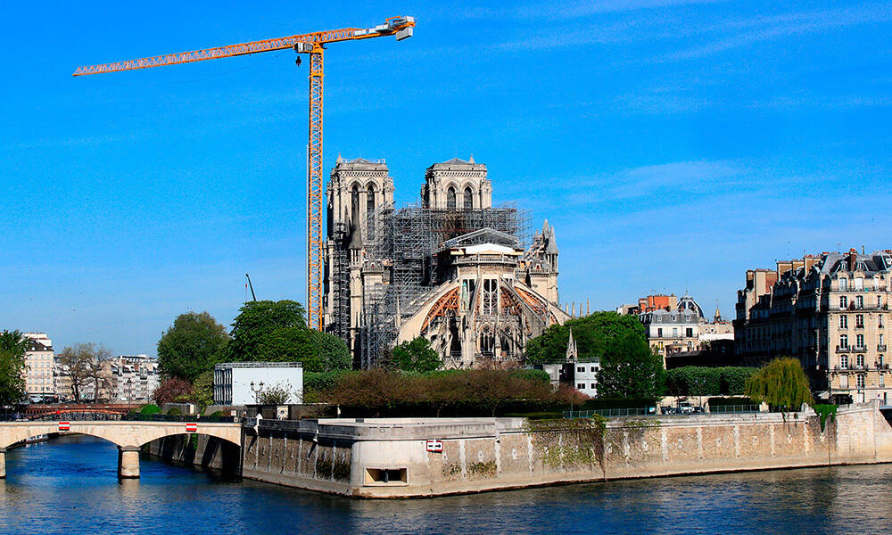 Как выглядит Нотр-Дам спустя год после пожара. Вид на Собор Парижской Богоматери, 15 апреля 2020 года. Фото: www.gazeta.ru