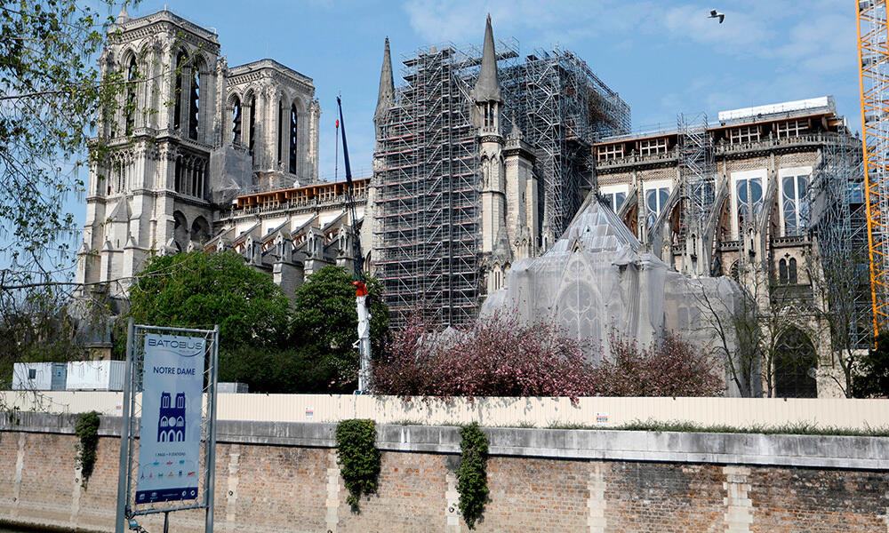 Как выглядит Нотр-Дам спустя год после пожара. Вид на Собор Парижской Богоматери, 11 апреля 2020 года. Фото: www.gazeta.ru