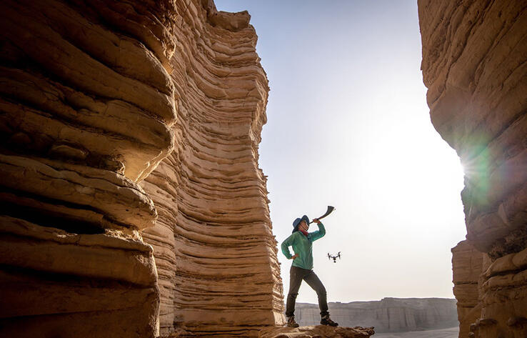 Пустыня Гоби вблизи Хами в Синьцзяне привлекает туристов великолепными пейзажами