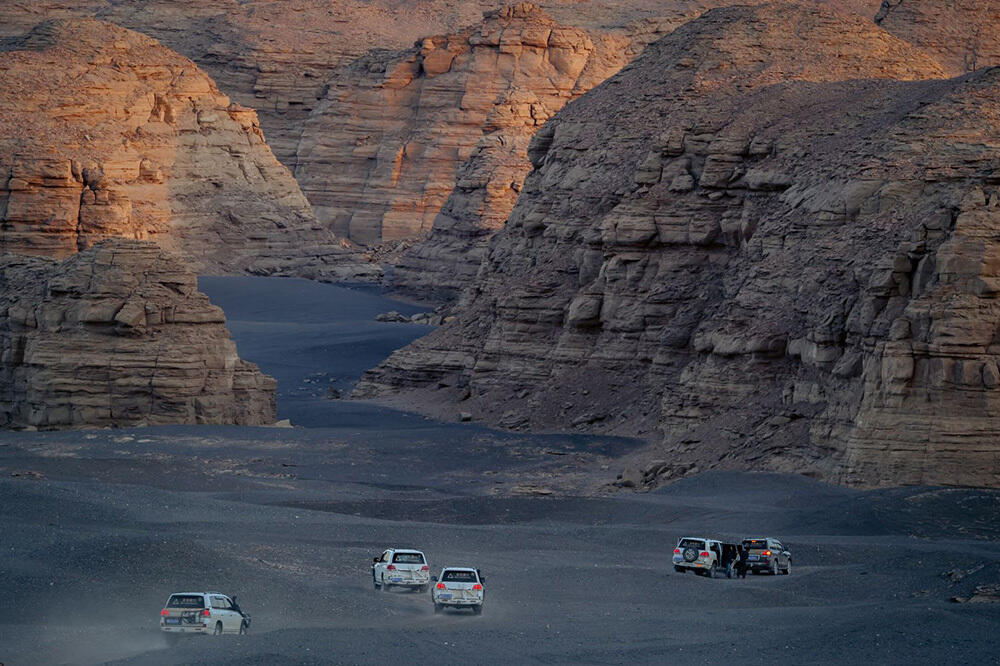 Пустыня Гоби вблизи Хами в Синьцзяне привлекает туристов великолепными пейзажами