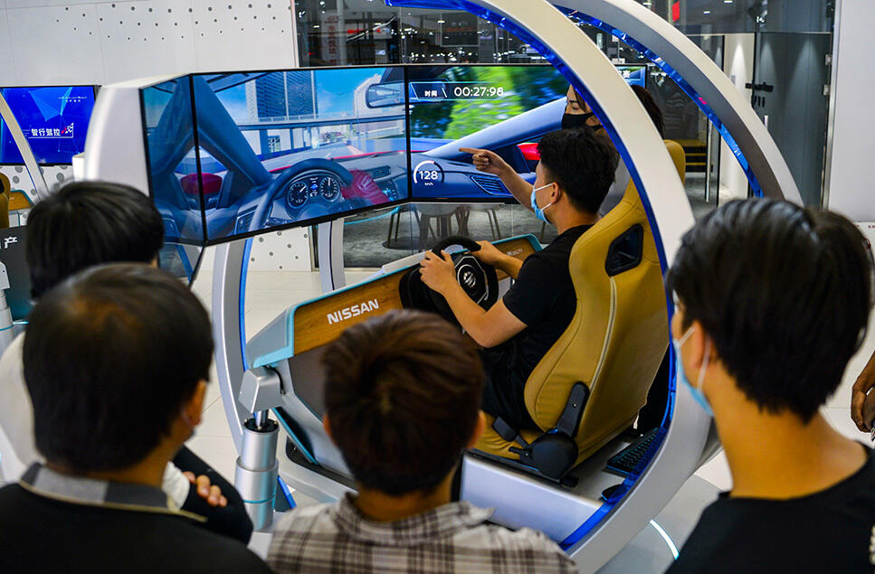 В Урумчи прошла Синьцзянская международная автомобильная выставка. Фото: Потребители стоят в очереди, чтобы испытать трехмерную симуляцию системы вождения автомобильной компании