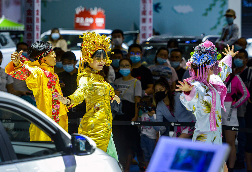 В Урумчи прошла Синьцзянская международная автомобильная выставка. Фото: Актеры в древних одеяниях танцуют хип-хоп, привлекая внимание потребителей