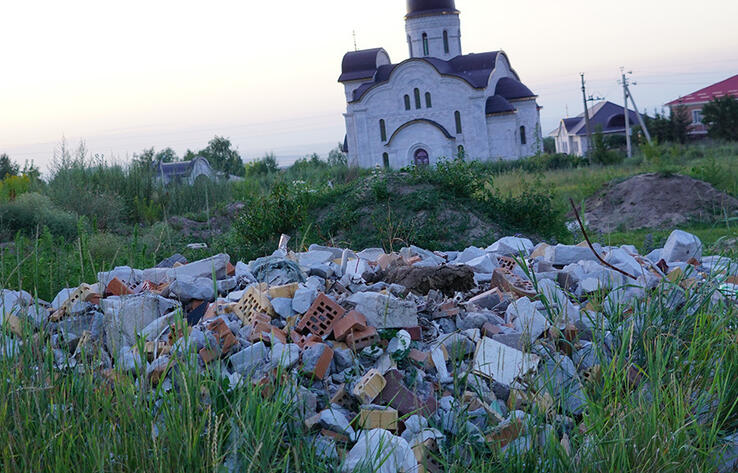 В предгорьях Алматы продолжаются незаконные свалки мусора и хищение плодородного слоя земли