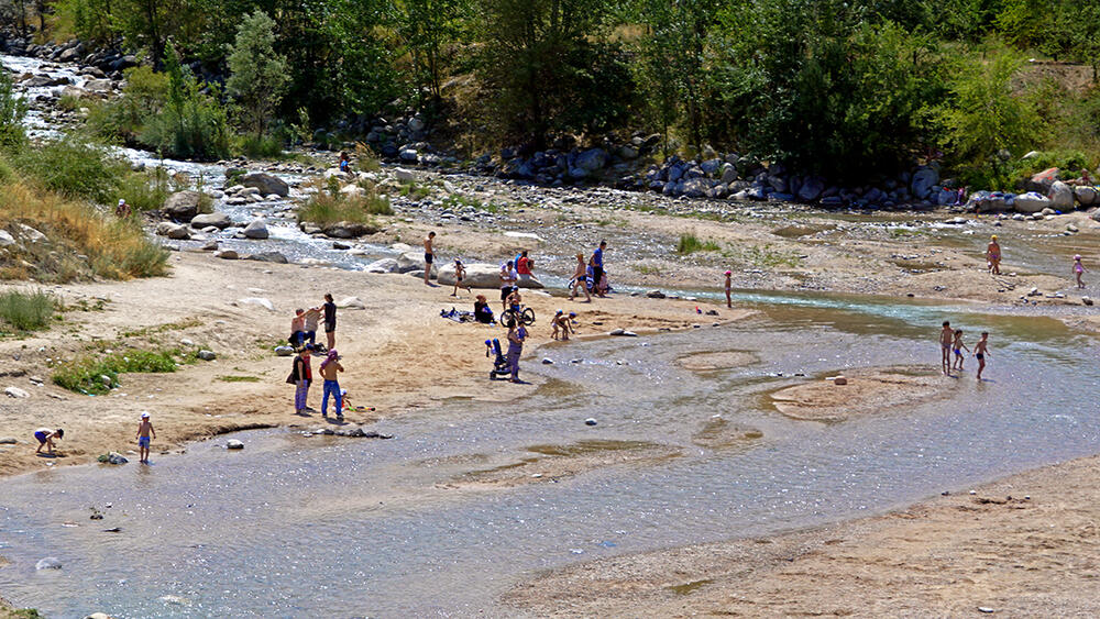 Пляжный сезон на Большой Алмаатинке, внутренний туризм - 2020. фото: Эрик Куватов