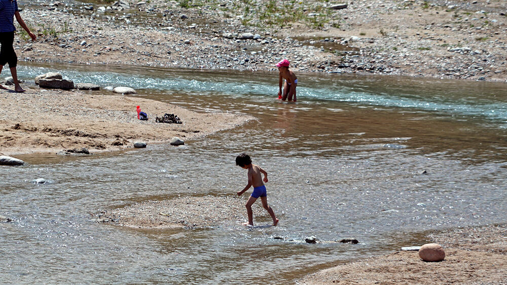 Пляжный сезон на Большой Алмаатинке, внутренний туризм - 2020. фото: Эрик Куватов