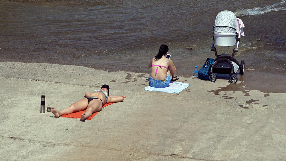 Пляжный сезон на Большой Алмаатинке, внутренний туризм - 2020. фото: Эрик Куватов