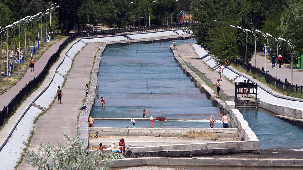 Пляжный сезон на Большой Алмаатинке, внутренний туризм - 2020. фото: Эрик Куватов