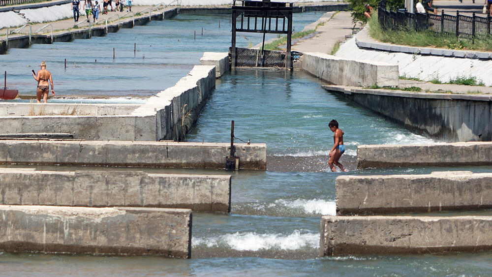 Пляжный сезон на Большой Алмаатинке, внутренний туризм - 2020. фото: Эрик Куватов