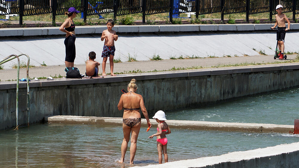 Пляжный сезон на Большой Алмаатинке, внутренний туризм - 2020. фото: Эрик Куватов
