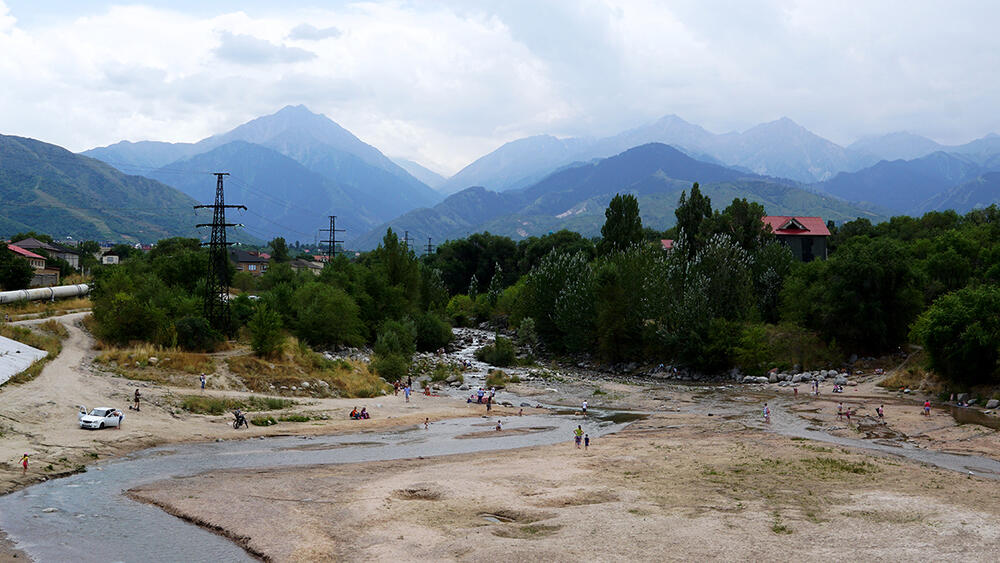 Пляжный сезон на Большой Алмаатинке, внутренний туризм - 2020. фото: Эрик Куватов