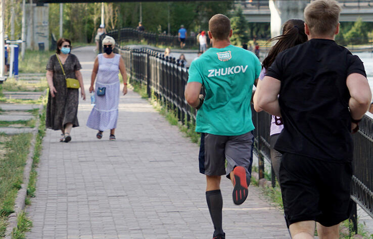 Алмаатинцы в борьбе с коронавирусом на городских спортплощадках