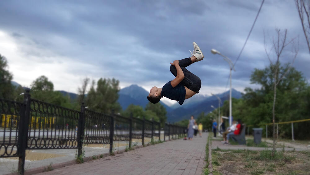Алмаатинцы в борьбе с коронавирусом на городских спортплощадках. фото: Эрик Куватов