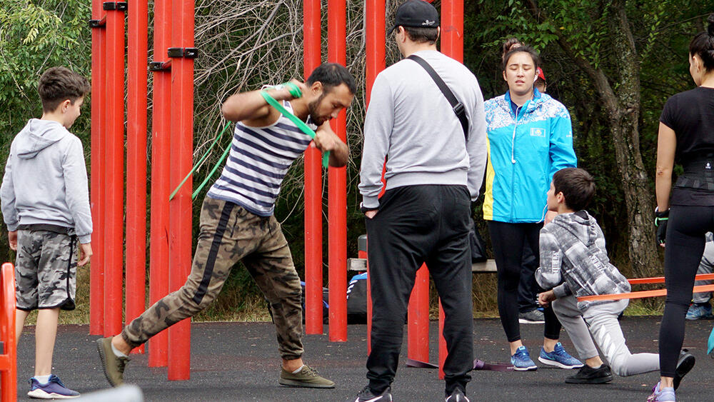 Алмаатинцы в борьбе с коронавирусом на городских спортплощадках. фото: Эрик Куватов