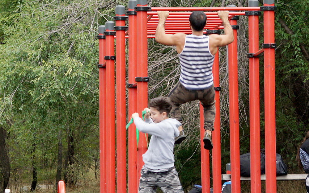 Алмаатинцы в борьбе с коронавирусом на городских спортплощадках. фото: Эрик Куватов