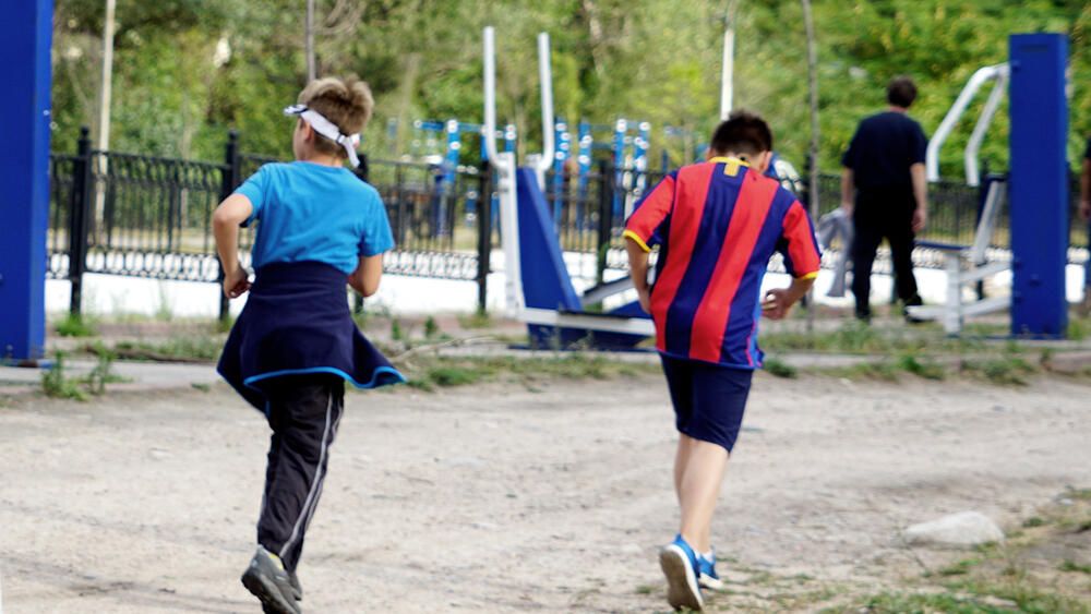 Алмаатинцы в борьбе с коронавирусом на городских спортплощадках. фото: Эрик Куватов