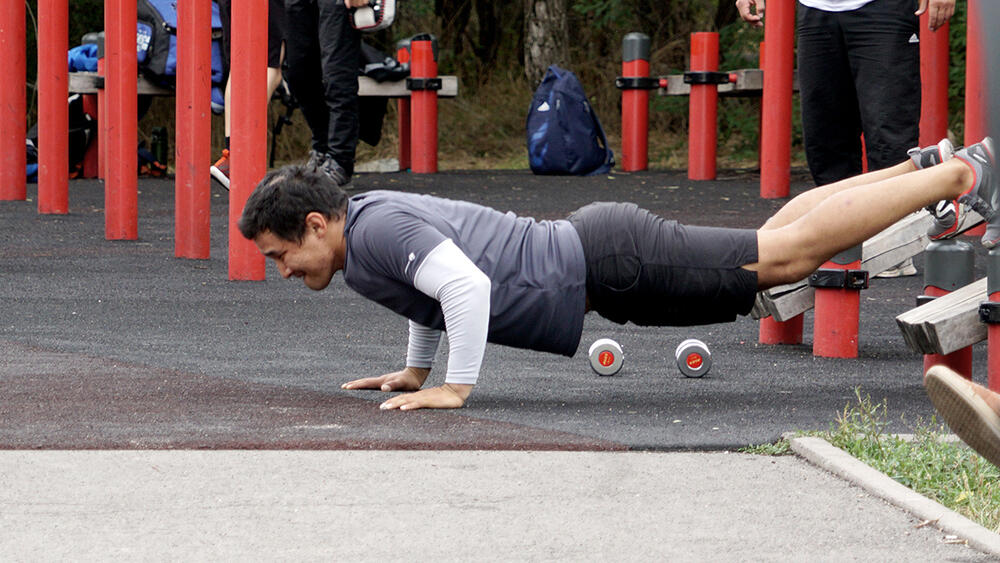 Алмаатинцы в борьбе с коронавирусом на городских спортплощадках. фото: Эрик Куватов