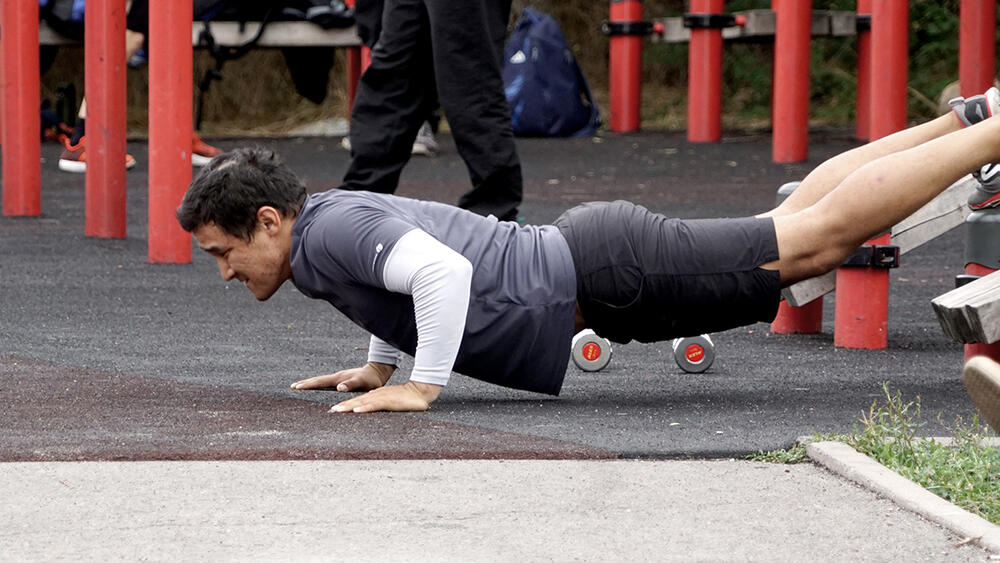 Алмаатинцы в борьбе с коронавирусом на городских спортплощадках. фото: Эрик Куватов
