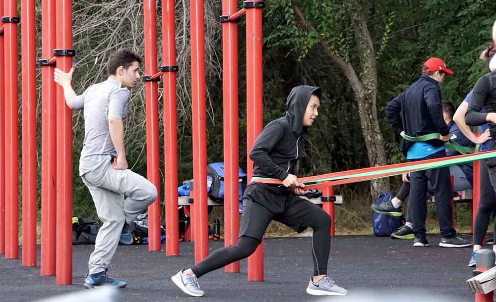 Алмаатинцы в борьбе с коронавирусом на городских спортплощадках. фото: Эрик Куватов