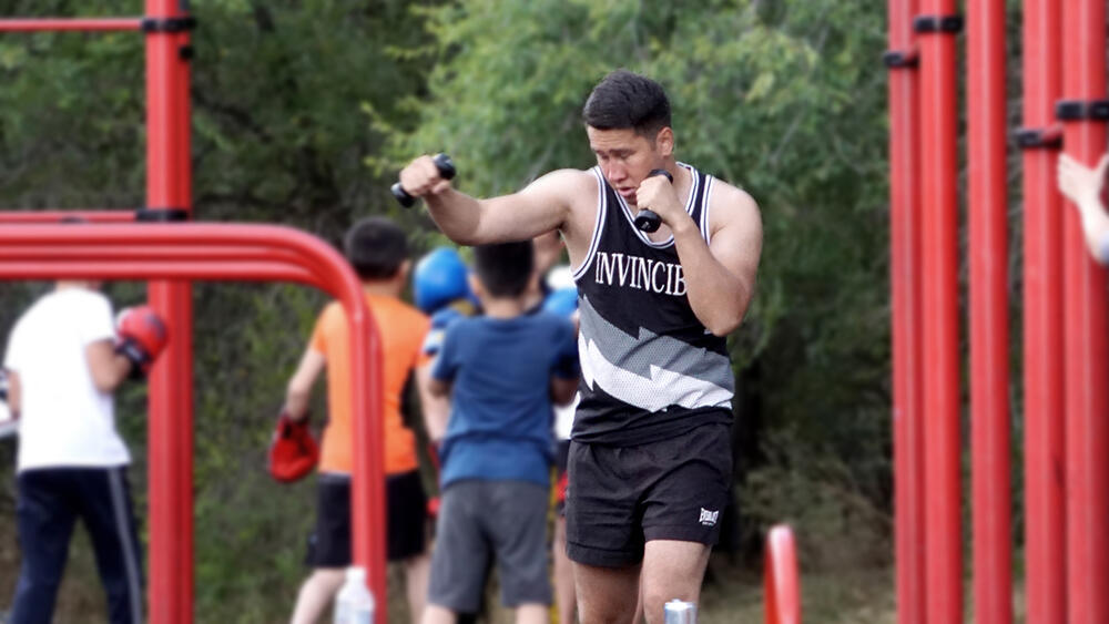 Алмаатинцы в борьбе с коронавирусом на городских спортплощадках. фото: Эрик Куватов