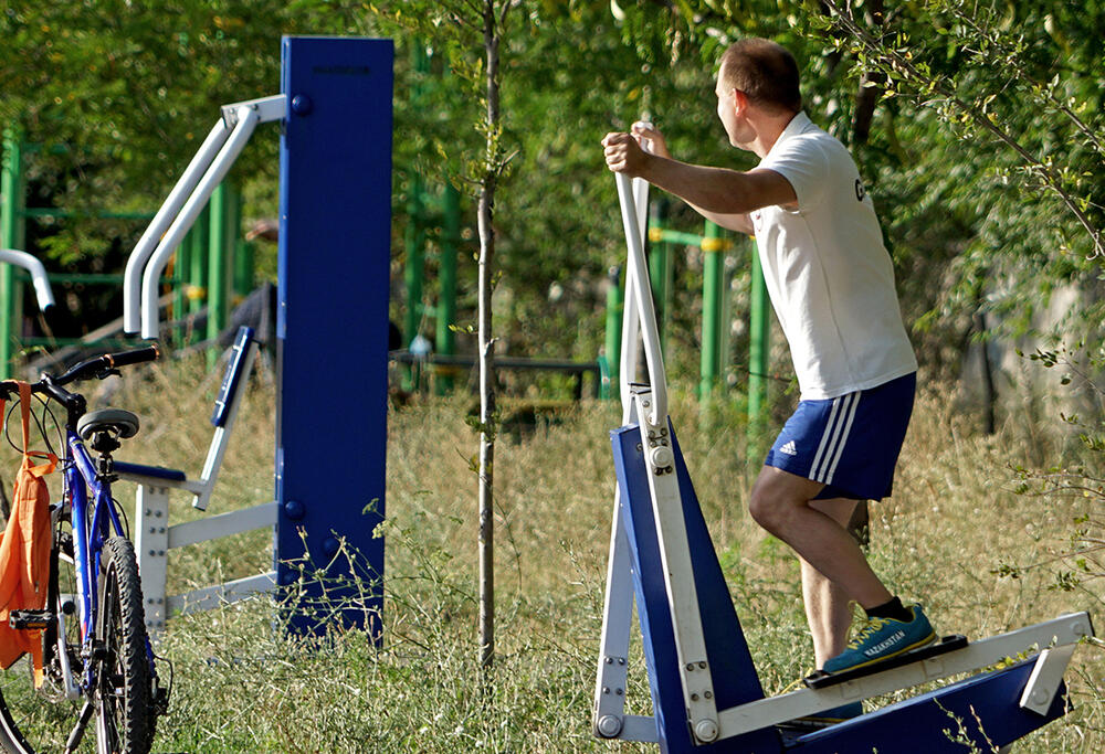Алмаатинцы в борьбе с коронавирусом на городских спортплощадках. фото: Эрик Куватов