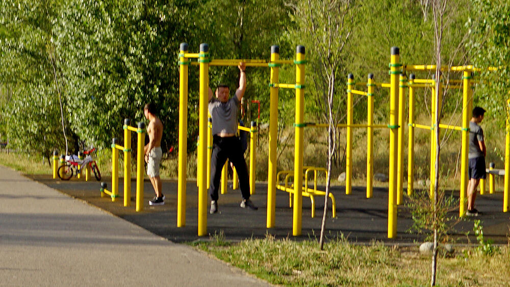 Алмаатинцы в борьбе с коронавирусом на городских спортплощадках. фото: Эрик Куватов