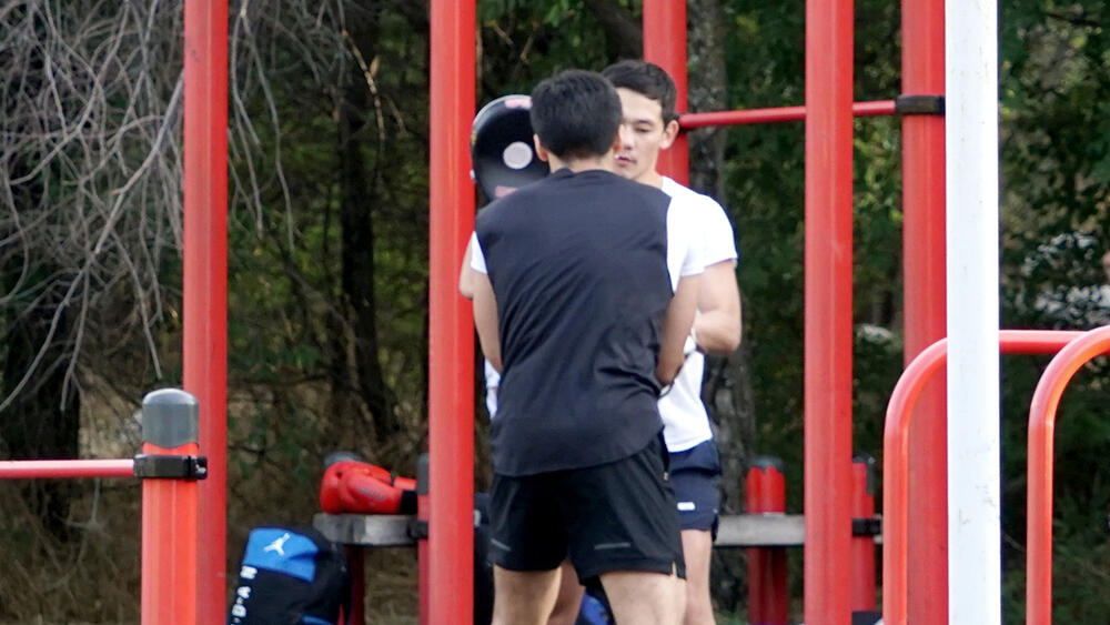 Алмаатинцы в борьбе с коронавирусом на городских спортплощадках. фото: Эрик Куватов