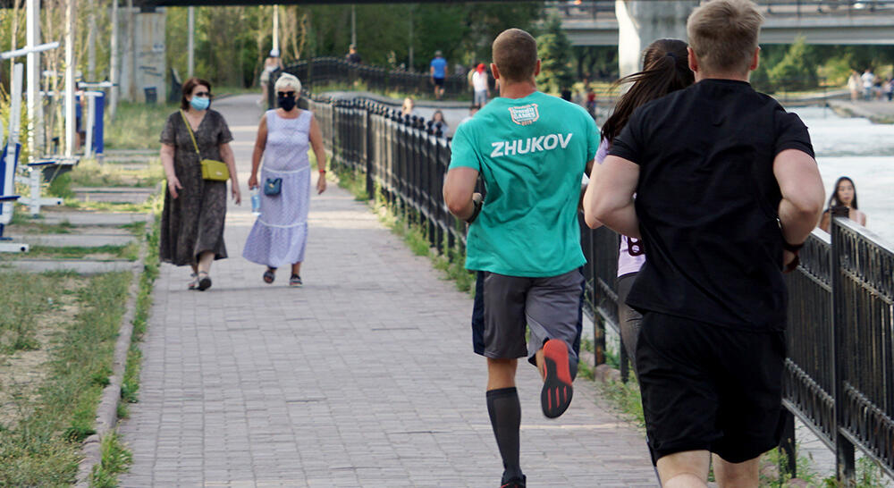 Алмаатинцы в борьбе с коронавирусом на городских спортплощадках. фото: Эрик Куватов