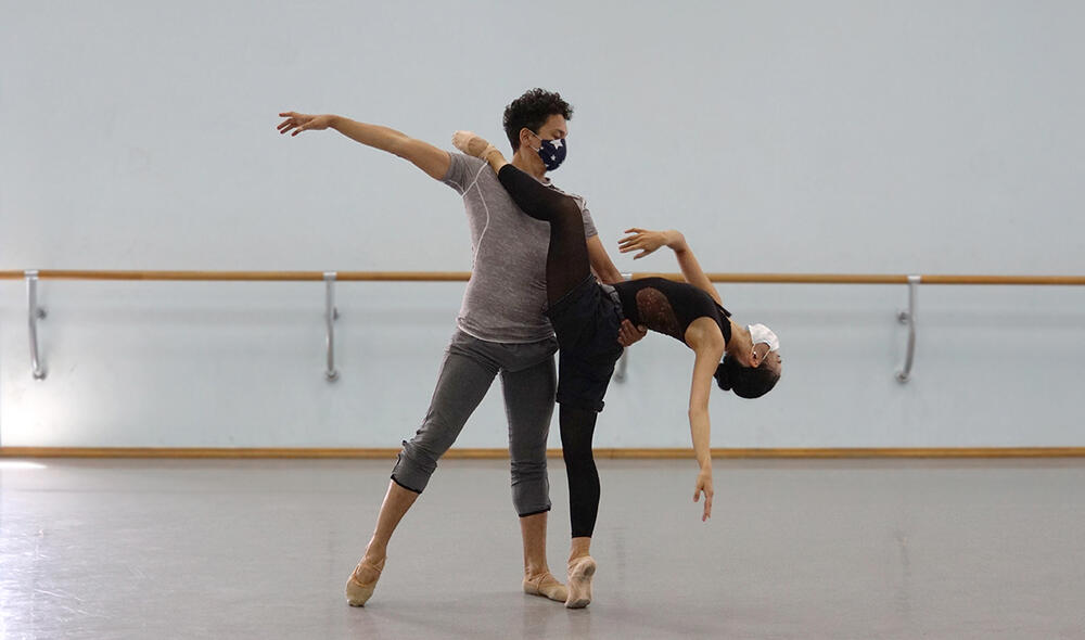 Балетная труппа ГАТОБ им. Абая на утреннем уроке. Карантин по коронавирусу . Фото:Эрик Куватов