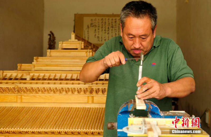 В Китае плотник создает копию зала Запретного города
