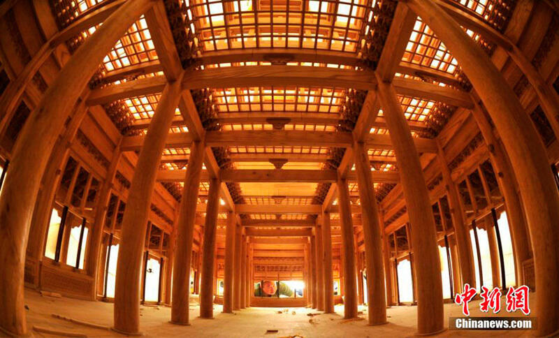В Китае плотник создает копию зала Запретного города
