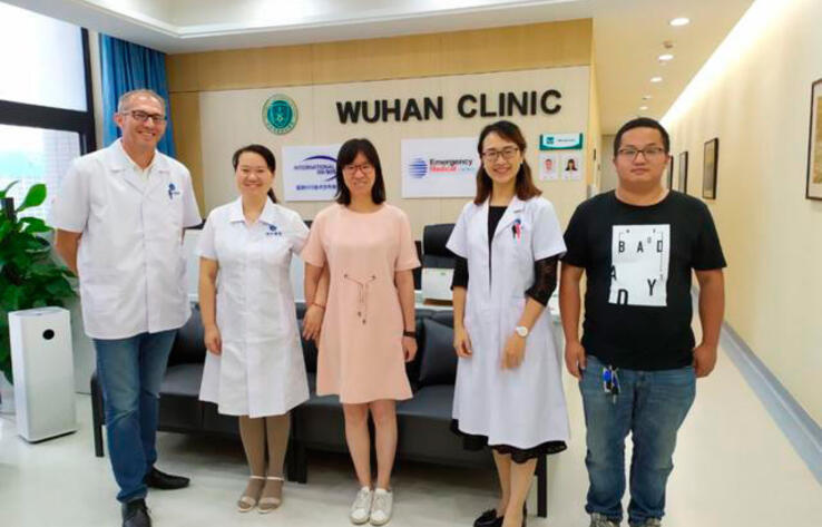 В Ухане на передовой борьбы с COVID-19 доктор из Франции  