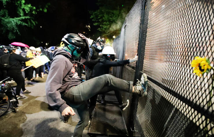 США репетируют новую "цветную революцию" на себе