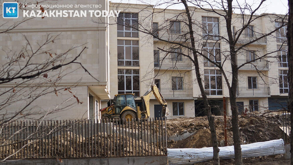 Экология Ремизовского ущелья в предгорьях Алматы уничтожается тотальной застройкой . Фото: Эрик Куватов