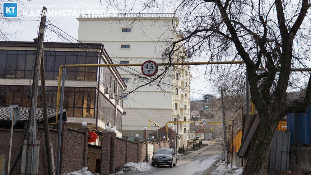 Экология Ремизовского ущелья в предгорьях Алматы уничтожается тотальной застройкой . Фото: Эрик Куватов