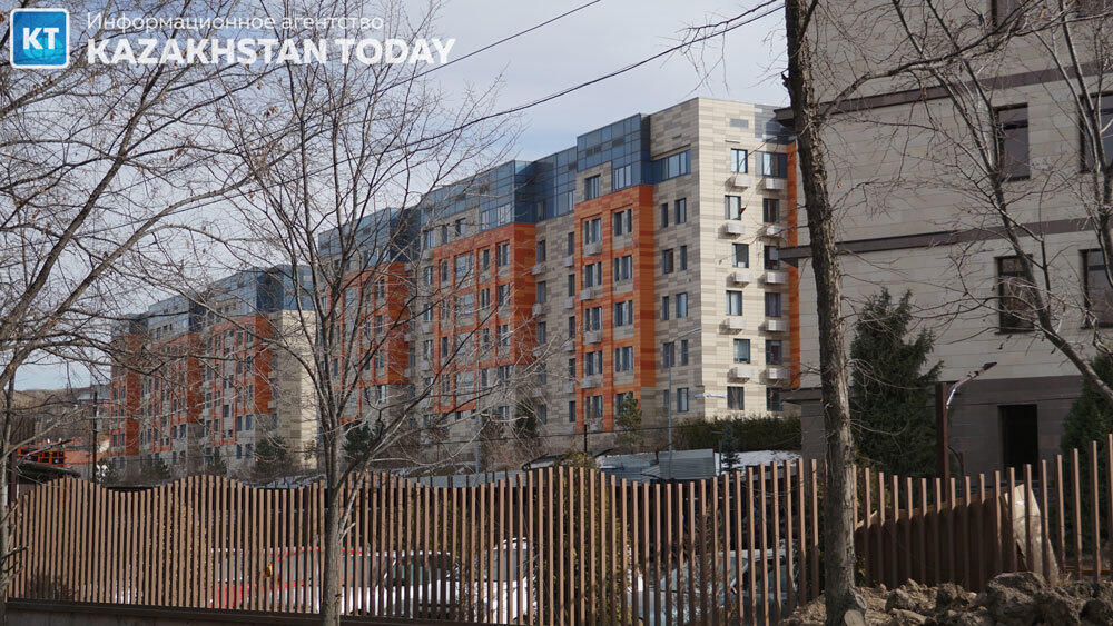 Экология Ремизовского ущелья в предгорьях Алматы уничтожается тотальной застройкой . Фото: Эрик Куватов