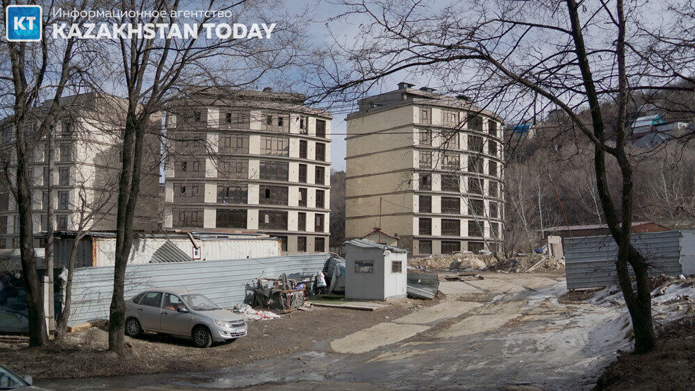 Экология Ремизовского ущелья в предгорьях Алматы уничтожается тотальной застройкой . Фото: Эрик Куватов