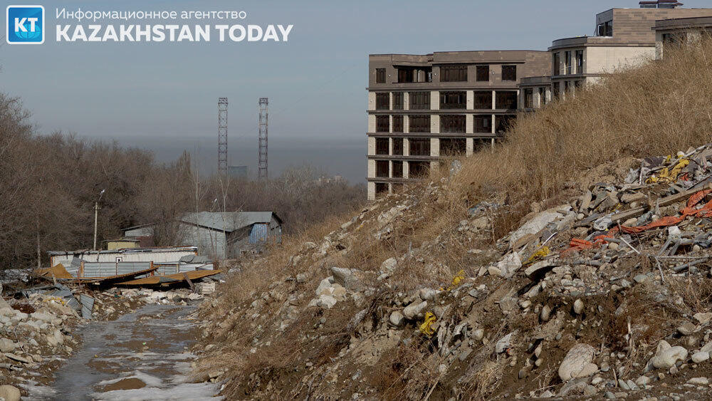 Экология Ремизовского ущелья в предгорьях Алматы уничтожается тотальной застройкой . Фото: Эрик Куватов