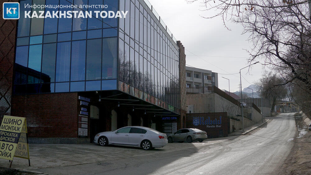 Экология Ремизовского ущелья в предгорьях Алматы уничтожается тотальной застройкой . Фото: Эрик Куватов