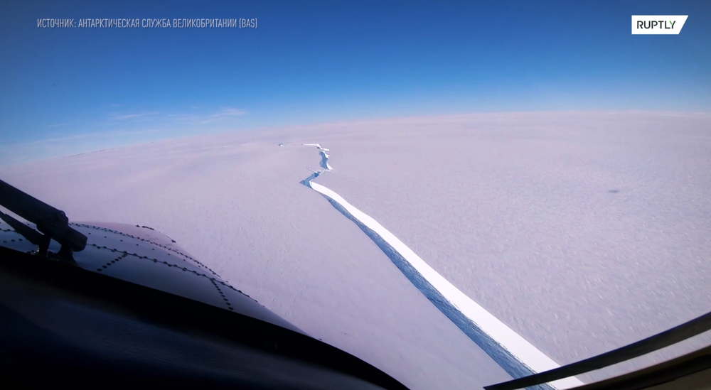 Айсберг размером почти с Санкт-Петербург откололся от ледника в Антарктике
