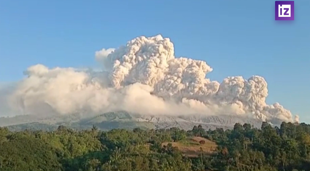 В Индонезии продолжается извержение вулкана Синабунг