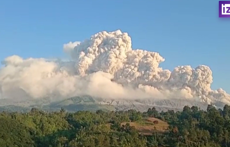 В Индонезии продолжается извержение вулкана Синабунг