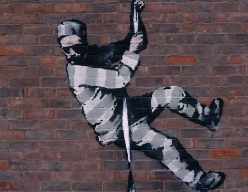 Бэнкси чуть не попал на видео процесса работы над своим новым граффити