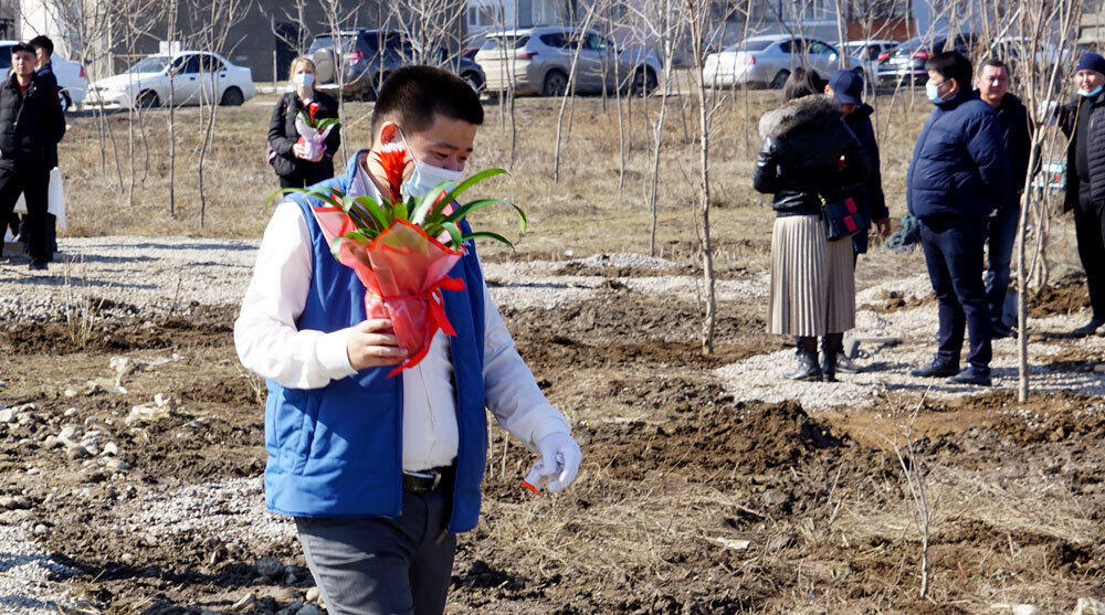 В Алматы посадили деревья к Международному женскому дню. Фото: Эрик Куватов