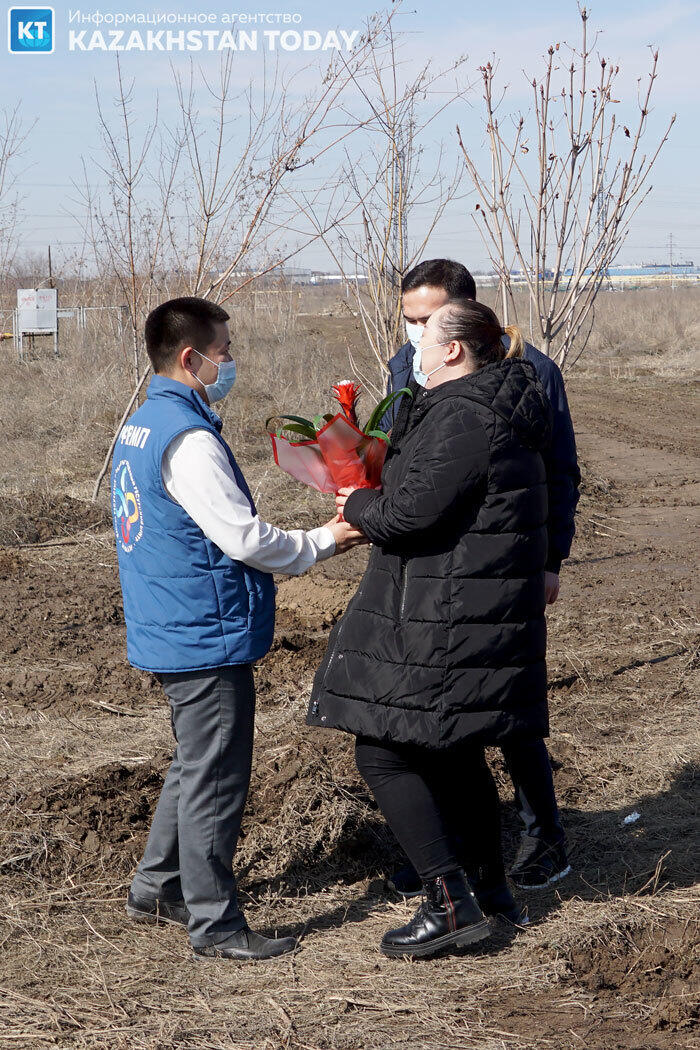 В Алматы посадили деревья к Международному женскому дню. Фото: Эрик Куватов