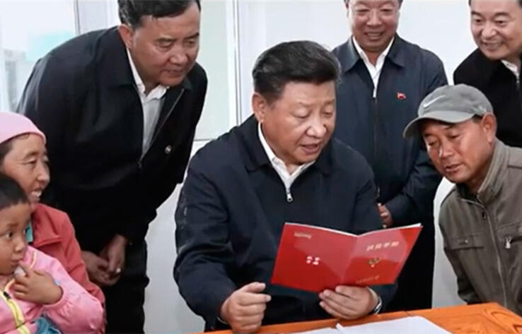 Си Цзиньпин ведет борьбу с бедностью