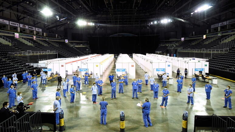 Кумовство и несметная прибыль — обозреватель Insider рассказал, как "ковиднопромышленный комплекс" наживается на пандемии