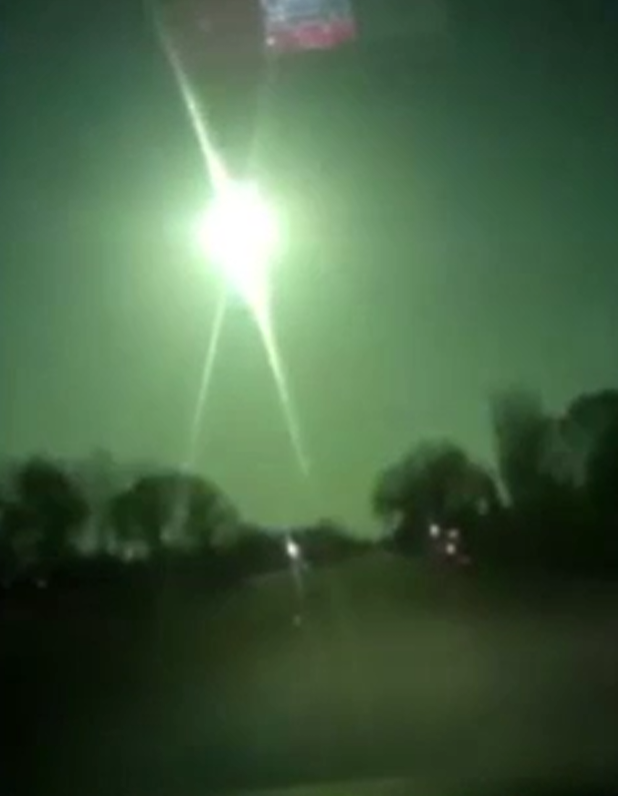 Опубликованы кадры горящего объекта в небе Киргизии