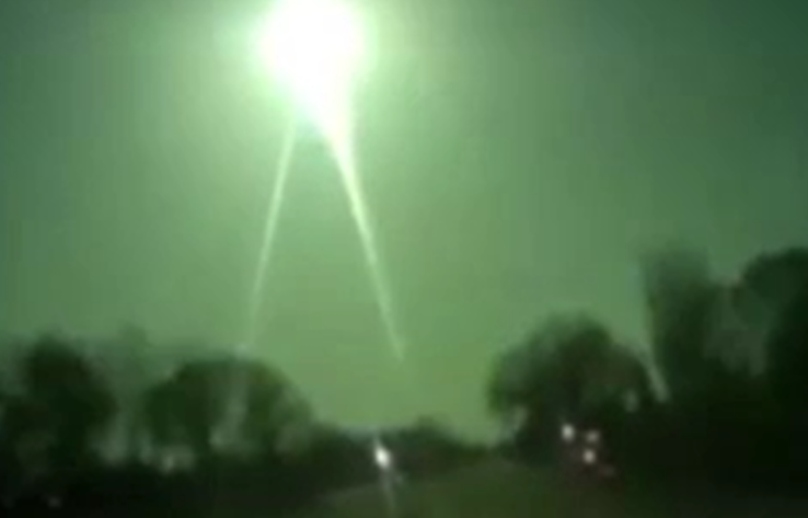 Опубликованы кадры горящего объекта в небе Киргизии