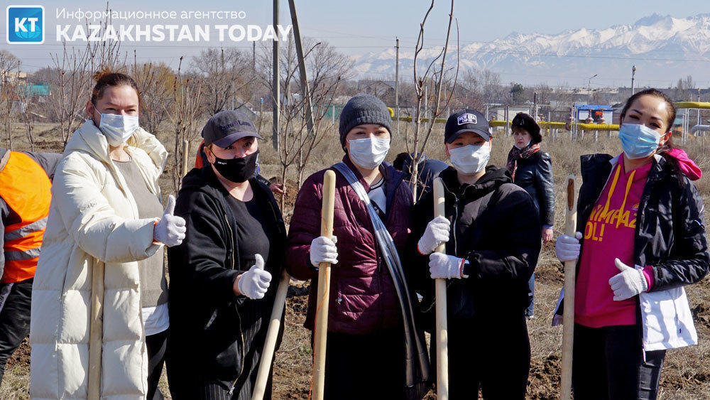 Planting trees to celebrate International Women's Day. Images | Фото: Эрик Куватов